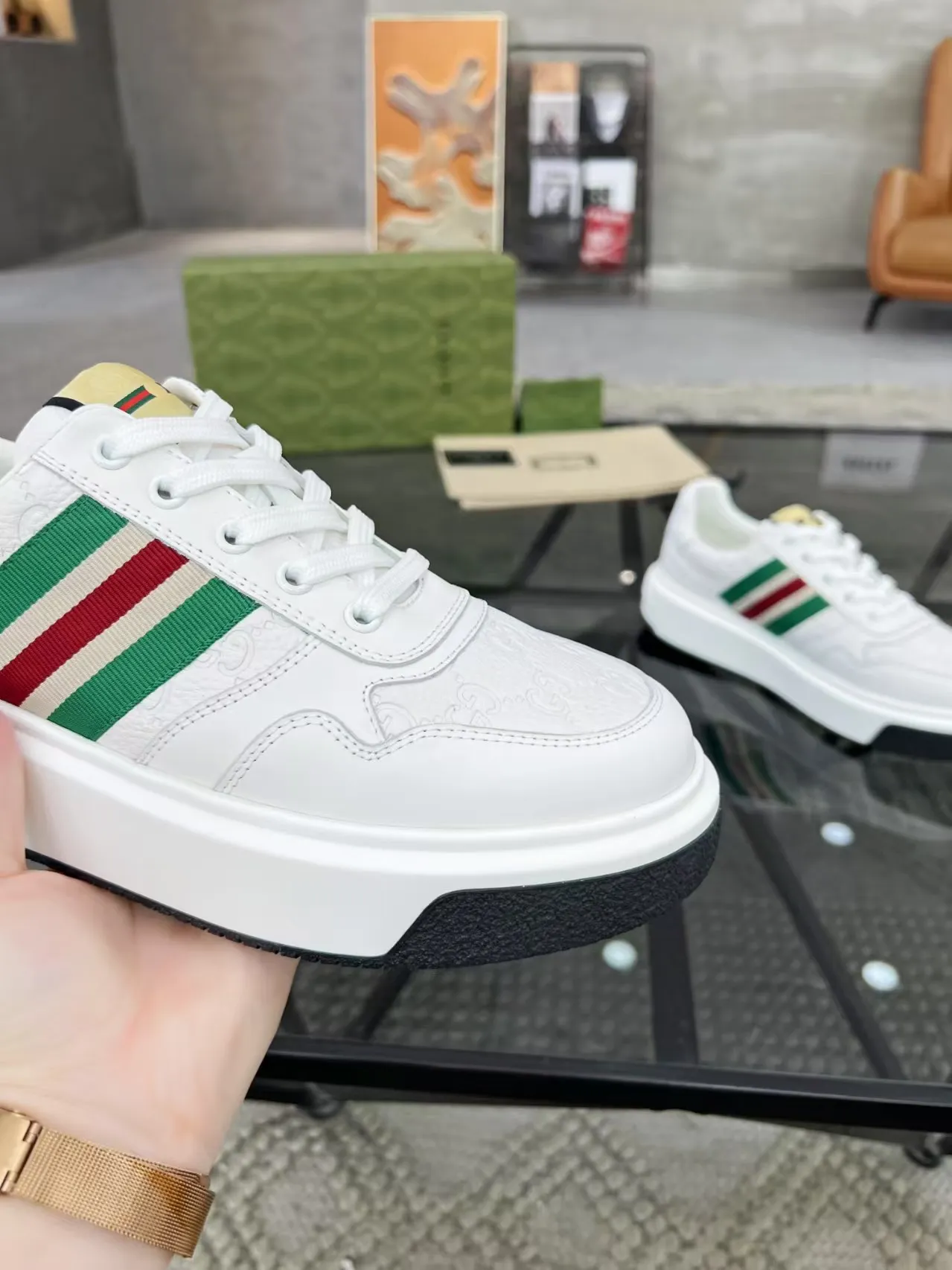 Men's clothing, men's shoes, men's clothing, men's 💰460 new men's shoes GUCCI] latest shoes shipped. Original quality, fashionable, made of special materials, sheepskin lining, brand new packaging. The foot feels super comfortable and the workmanship is impeccable. Size: 38-45